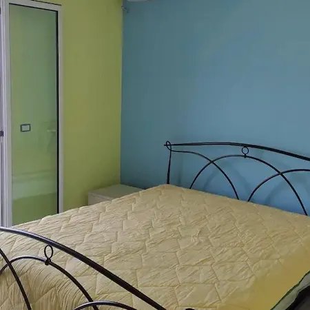 Mavi E Sari Ev *